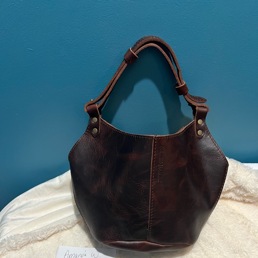 Portland leather small lava kangaroo
Retired style!